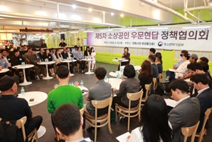 [사진] 경동시장 청년몰 찾은 오영주 장관