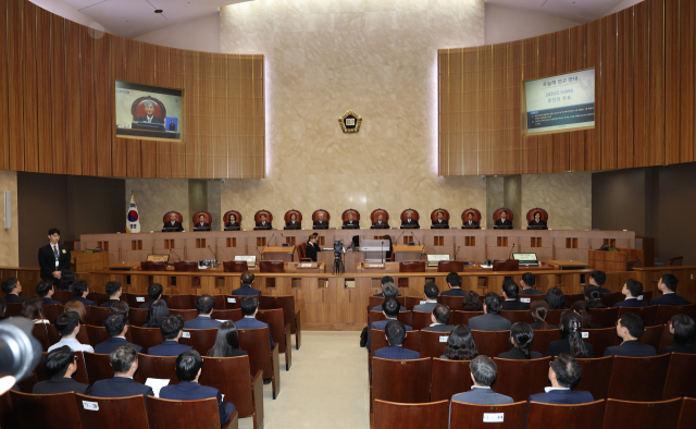 조희대 대법원장 등 대법관들이 23일 서울 서초구 대법원 대법정에서 열린 전원합의체 선고에서 자리에 앉아 있다. 연합뉴스