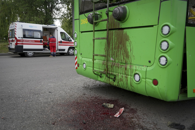우크라이나 하르키우에서 트롤리버스를 운행하던 여성 운전자가 러시아군의 포격으로 크게 다쳐 버스와 바닥에 핏자국이 남아 있다. AP연합뉴스