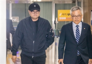 "만취는 아니"라더니…김호중, CCTV 보니 '비틀대며 차 탑승'