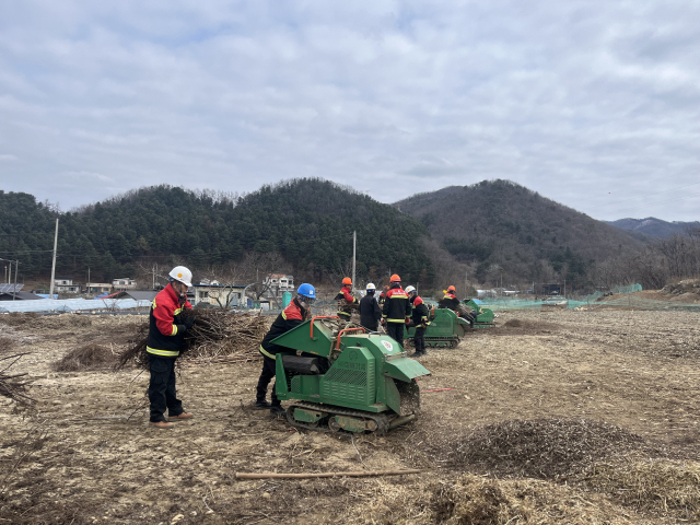 경기도가 영농 부산물 파쇄작업을 벌이고 있다. 사진 제공=경기도