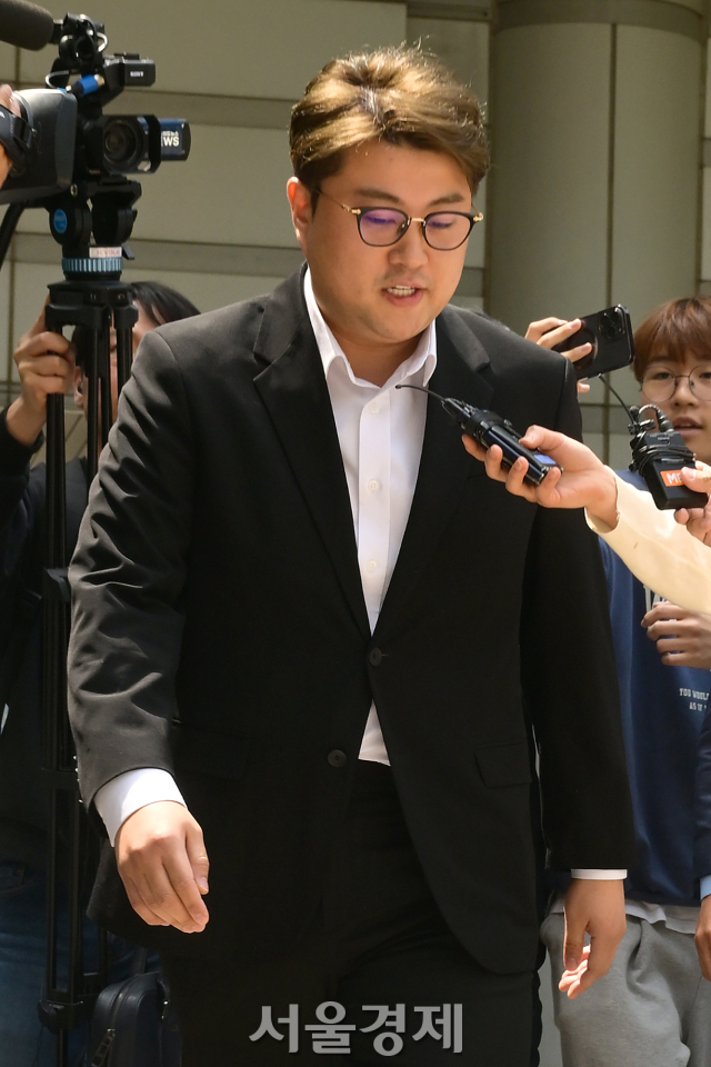 음주 뺑소니 혐의를 받는 가수 김호중이 영장실질심사(구속 전 피의자심문)를 위해 24일 오전 서울 서초구 서울중앙지방법원에 출석하고 있다. 김규빈 기자 2024.05.24