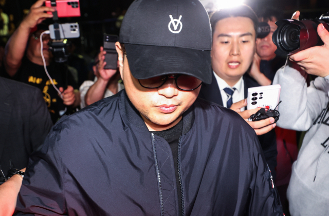 트로트 가수 김호중이 21일 오후 서울 강남경찰서에서 조사를 마친 뒤 차량으로 이동하고 있다.연합뉴스