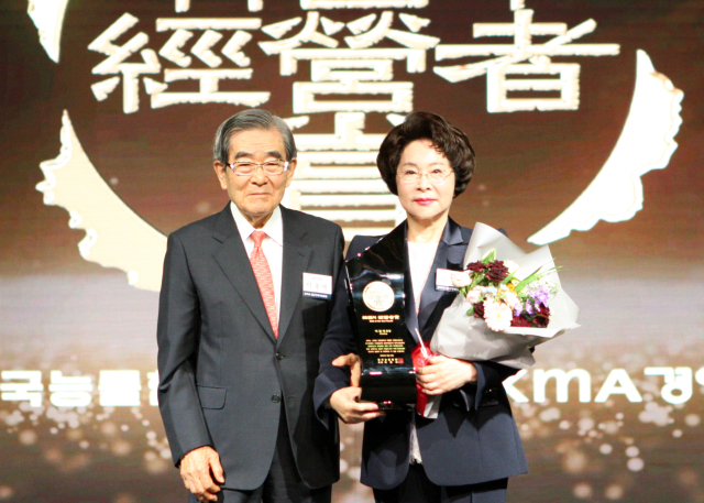 이길여 가천대 총장(오른쪽)이 24일 서울 그랜드하얏트호텔에서 이봉서 한국능률협회장으로부터 ‘한국의 경영자상’을 수상하고 기념사진을 촬영하고 있다. 사진 제공 = 가천대