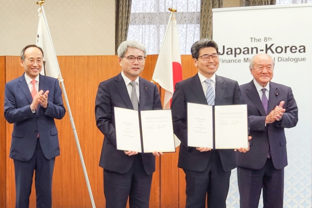 윤희성(왼쪽 두 번째) 한국수출입은행장과 노부미츠 하야시(〃 세 번째) JBIC 총재가 지난해 6월 일본 재무성에서 ‘금융협력 MOU’에 서명한 뒤 기념 촬영을 하고 있다. 사진 제공=수은