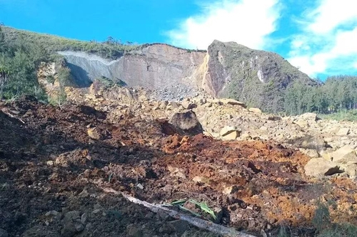 [영상]주민들이 바위에 깔린 주검 끌어 올리고 '아비규환'…파푸아뉴기니서 대형 산사태