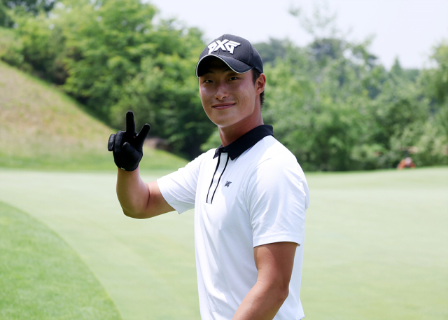 김용태가 24일 KPGA 투어 KB금융 리브챔피언십 2라운드 13번 홀에서 버디에 성공한 뒤 ‘브이’ 포즈를 취하고 있다. 사진 제공=KPGA