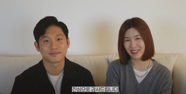 2023년 12월 함연지(오른쪽)씨가 남편 김재우씨와 함께 유튜브 채널 활동 중단을 알리고 있다. 유튜브 캡처