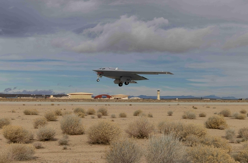 이륙하는 미 공군의 차세대 스텔스 폭격기 B-21. 사진 제공=미 공군