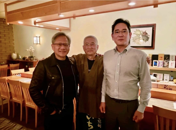 이재용(오른쪽) 삼성전자 회장이 젠슨황(왼쪽) 엔비디아 CEO와 미국의 한 일식집에서 만나 기념사진을 촬영하고 있다.