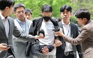경복궁 ‘낙서 배후’ 구속 여부 이르면 오늘 결정…질문에 묵묵부답