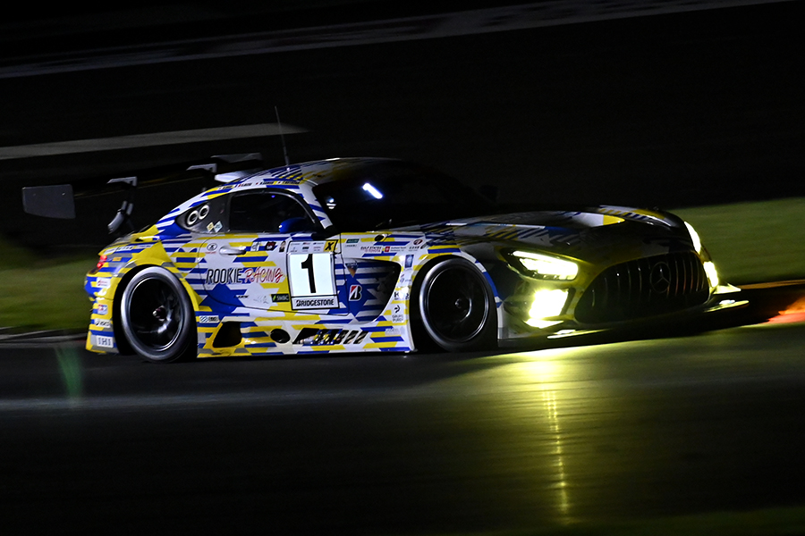 루키 레이싱의 AMG GT3 레이스카가 경기 시작 7시간이 흐른 현재 전체 1위를 달리고 있다. 김학수 기자
