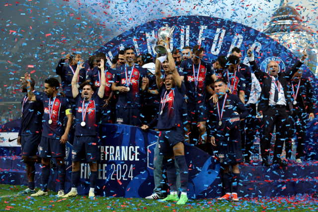 PSG 선수들이 프랑스컵 우승 트로피를 들어 올리며 기뻐하고 있다. 로이터연합뉴스