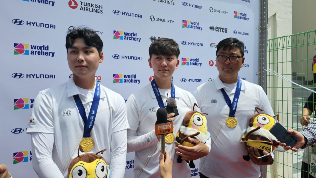 양궁 월드컵 남자 단체전 금메달을 딴 이우석(왼쪽부터), 김제덕, 김우진. 연합뉴스