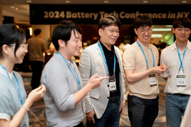 김동명(가운데) LG에너지솔루션 사장이 25일(현지 시간) 미국 뉴욕 메리어트 마르퀴스호텔에서 개최한 배터리테크콘퍼런스(BTC)에서 참가자들과 이야기를 나누고 있다. 사진 제공=LG에너지솔루션
