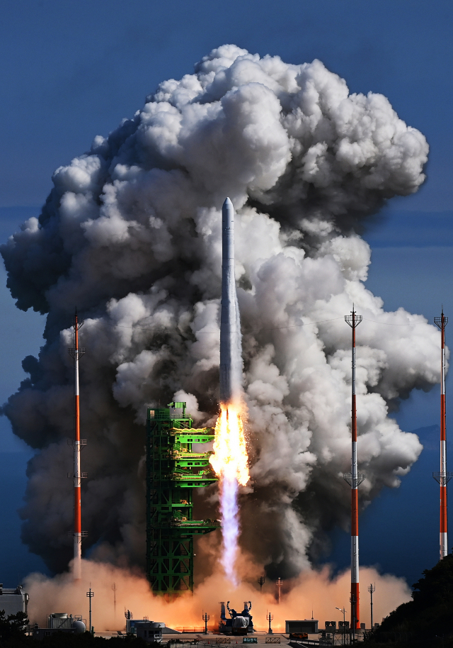 2022년 6월 21일 전남 고흥군 나로우주센터 발사대에서 누리호가 화염을 내뿜으며 우주로 날아오르고 있다. 사진=오승현 기자