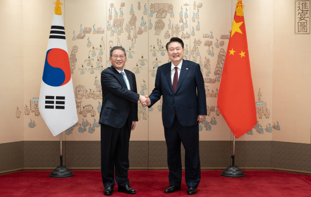 리창 중국 국무원 총리와 악수하는 윤석열 대통령 (서울=연합뉴스) 진성철 기자 = 윤석열 대통령이 26일 서울 용산 대통령실 청사에서 리창 중국 국무원 총리와 악수하고 있다. 2024.5.26 [대통령실 제공. 재판매 및 DB 금지] zjin@yna.co.kr (끝)