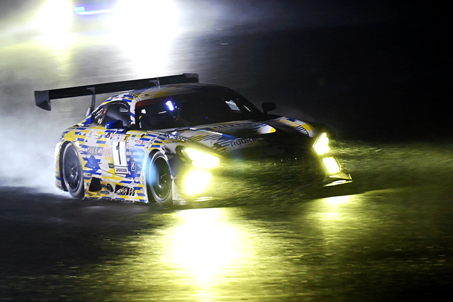 어둠 속을 달리는 루키 레이싱의 AMG GT3 레이스카. 김학수 기자