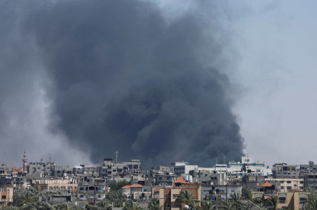 24일 가자 지구 최남단 라파에서 이스라엘의 공습으로 연기가 피어오르고 있다. 로이터연합뉴스