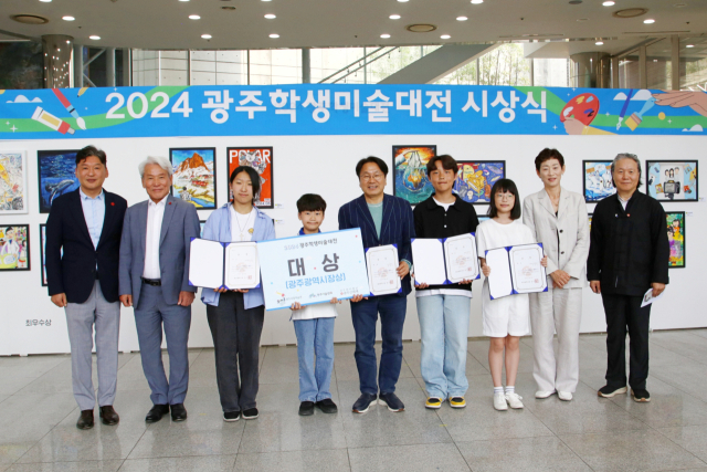 지난 25일 광주시립미술관에서 열린 2024 광주학생 미술대전 시상식에서 강기정(가운데) 광주광역시장과 이동훈(왼쪽 첫번째) 광주신세계 대표이사가 대상 수상자들과 기념 촬영을 하고 있다. 사진 제공=광주신세계