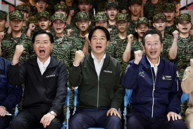中 '대만 포위' 군사훈련 직후…美하원 외교위원장, 대만 전격 방문