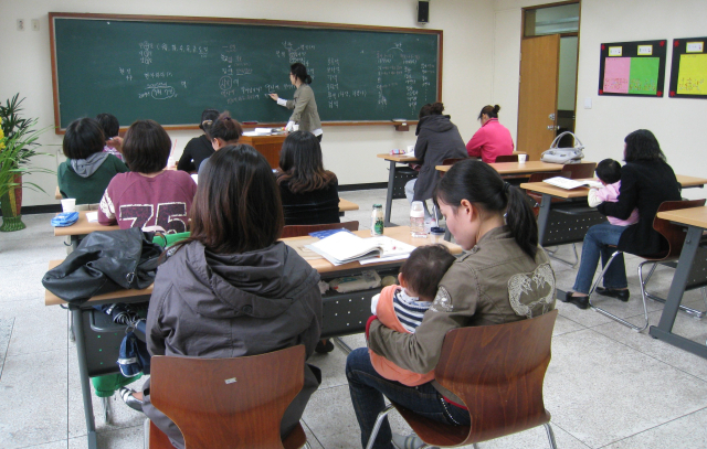 전남에 정착한 이주 여성들이 한글 수업을 받고 있는 모습. 사진 제공=전라남도