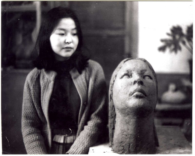 1966년경 권진규가 촬영한 선자와 '선자'(테라코타 작품) /사진제공=국립현대미술관