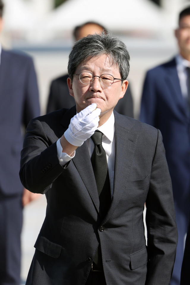 국민의힘 유승민 전 의원이 지난 16일 오후 광주 북구 국립 5·18 민주묘지를 참배하고 있다. 연합뉴스