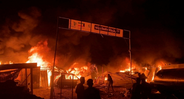 26일(현지 시간) 이스라엘군의 공습으로 불타는 탈알술탄 난민촌. 로이터연합뉴스