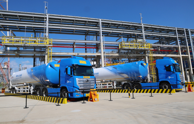 SK E&S가 인천 서구에 세운 연간 생산능력 3만 톤 규모의 액화수소 플랜트에서 탱크 트레일러들이 액화수소 탑재를 대기하고 있다. 연합뉴스