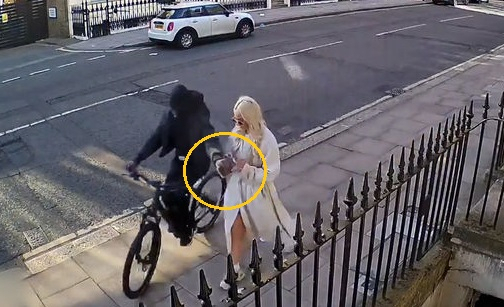 자전거를 탄 남성이 길거리를 걷던 한 여성의 휴대폰을 낚아채고 있다. X 캡처