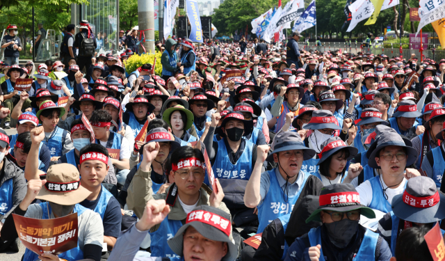 1일 서울 여의도 국회 앞에서 열린 제134주년 세계노동절 기념 전국노동자대회에서 한국노동조합총연맹 조합원들이 구호를 외치고 있다. 연합뉴스