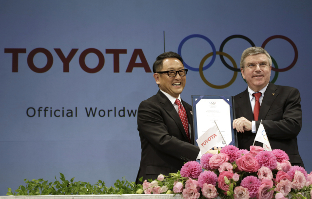 2015년 후원 계약서를 들어 보이는 도요다 아키오(왼쪽) 도요타자동차 CEO와 토마스 바흐 국제올림픽위원회(IOC) 위원장. AP연합뉴스