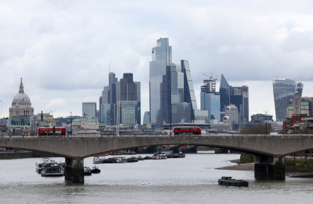 영국 런던 워털루 다리 너머로 런던 금융가의 풍경이 보인다. 로이터연합뉴스