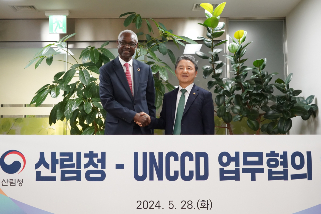 남성현(오른쪽) 산림청장이 유엔사막화방지협약(UNCCD) 이브라힘 띠아우(왼쪽) 사무총장과 악수를 나누고 있다. 사진제공=산림청