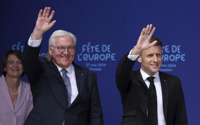 에마뉘엘 마크롱(오른쪽) 프랑스 대통령과 프랑크발터 슈타인마이어 독일 대통령이 27일(현지 시간) 독일 드레스덴에서 열린 유럽 청소년 축제에 참석해 환하게 웃으며 손을 흔들고 있다. 두 사람은 26일부터 사흘간 독일 여러 지역을 함께 방문할 예정이다. AP연합뉴스