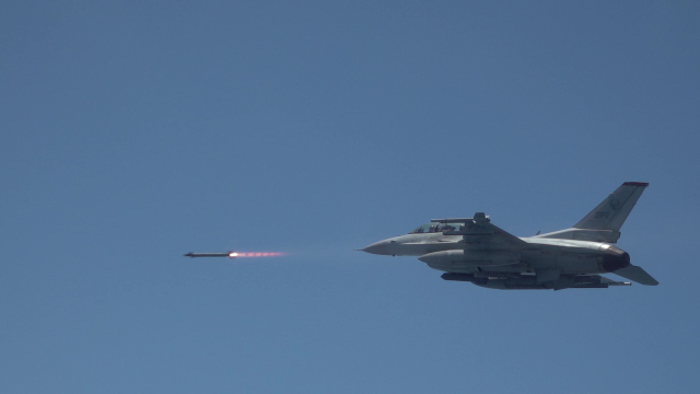 공군 KF-16 전투기가 공중 표적을 향해 AIM-9X 공대공 미사일을 발사하고 있다. 한미 공군은 27일부터 30일까지 서해 해상사격장에서 연합 공대공·공대지 실사격 훈련을 실시하고 있다 사진 제공=공군