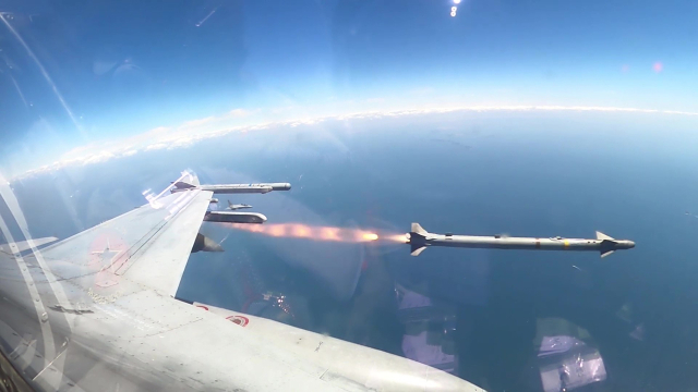 공군 KF-16 전투기가 공중 표적을 향해 AIM-9X 공대공 미사일을 발사하고 있다. 한미 공군은 27일부터 30일까지 서해 해상사격장에서 연합 공대공·공대지 실사격 훈련을 실시하고 있다. 사진 제공=공군