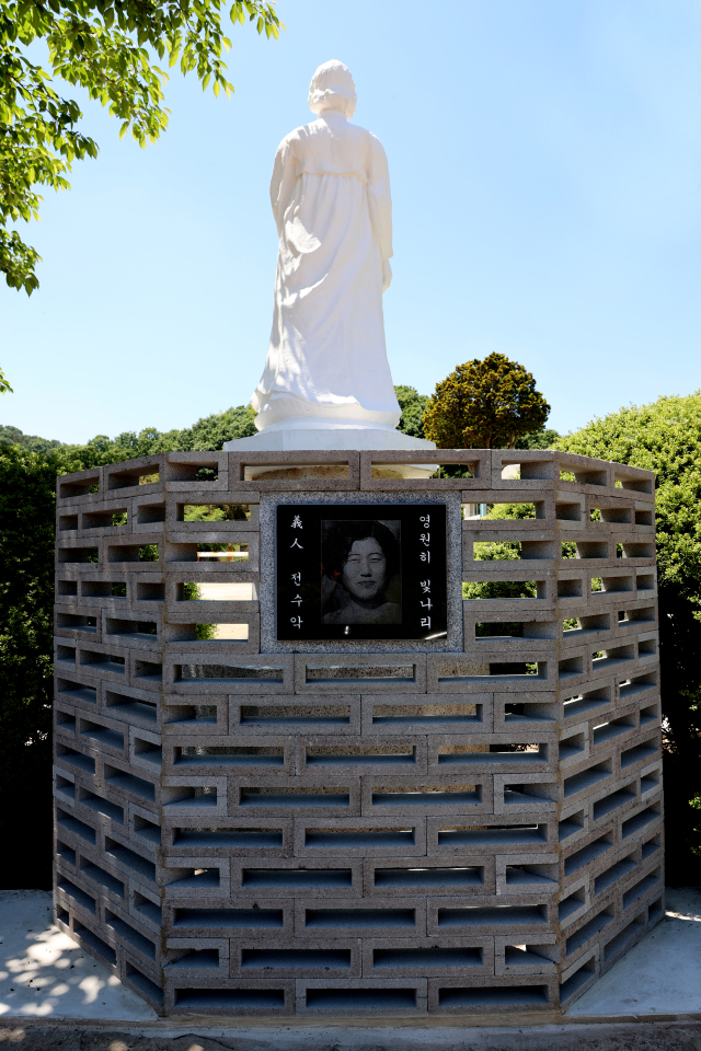 경남 의령에서 물에 빠진 아이들을 구하다 숨진 고 전수악 여사의 추모비가 47년 만에 새단장한 모습. 사진제공=의령군