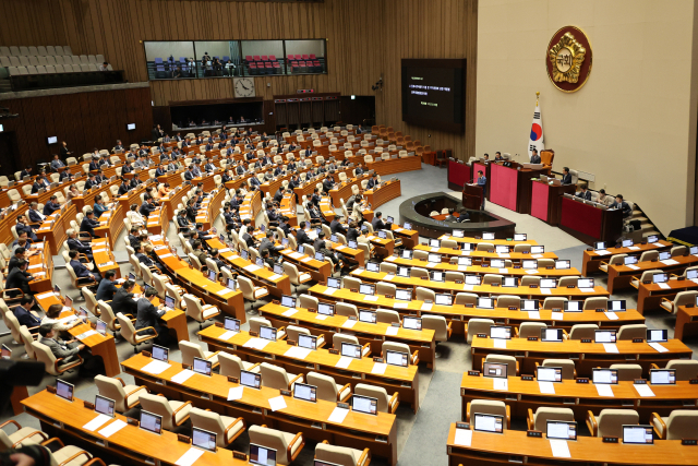 28일 오후 국회에서 열린 본회의에서 전세사기 특별법 개정안이 여당 의원들이 불참한 가운데 야당 단독으로 처리되고 있다. 연합뉴스