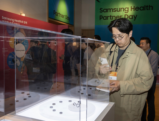 28일 개최된 '삼성 헬스 파트너 데이'에 전시된 '갤럭시 링'을 살펴보는 행사 참석자들. 사진 제공=삼성전자