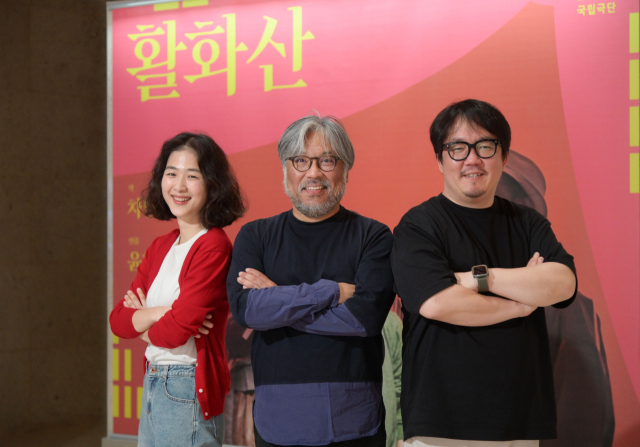 27일 서울 명동예술극장에서 열린 국립극단 연극 ‘활화산’ 기자간담회에서 배우 강민지(왼쪽부터)와 연출자 윤한솔, 상석 역의 배우 구도균이 포즈를 취하고 있다. 사진 제공=국립극단