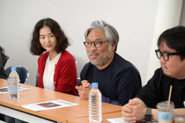 27일 서울 명동예술극장에서 열린 연극 ‘활화산’ 기자간담회에서 연출자 윤한솔(가운데)가 극의 내용을 설명하고 있다. 사진 제공=국립극단