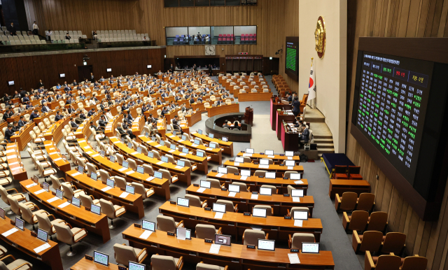 28일 오후 국회에서 열린 본회의에서 야당 의원들이 재의결 안건으로 상정된 전세사기특별법에 대해 표결하고 있다. 연합뉴스