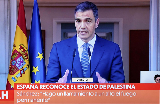 페드로 산체스 스페인 총리가 28일(현지시간) 스페인의 팔레스타인 국가 인정에 대해 연설하는 모습이 TV를 통해 방영되고 있다./AFP연합뉴스