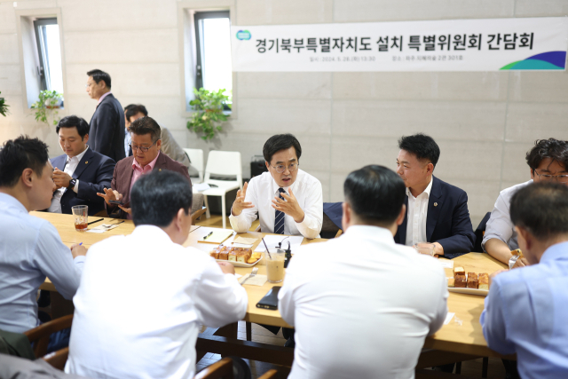 김동연 경기도지사가 28일 오후 파주 사회복지책마을에서 경기도의회 경기북부특별자치도 설치 특별위원회 소속 의원들을 만나 대화를 나누고 있다. 사진 제공 = 경기도