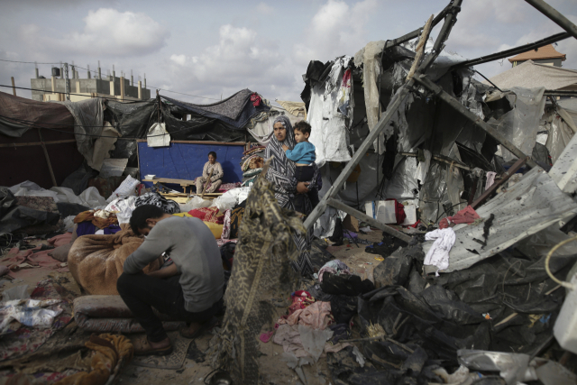 팔레스타인 난민들이 28일 가자지구 라파 난민촌에서 이스라엘의 폭격으로 파괴된 텐트를 점검하고 있다. AP연합뉴스