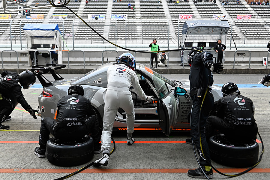 슈퍼텍 24에 출전한 마쯔다 스피릿 레이싱(Mazda Spirit Racing)이 피트 스톱을 하고 있다. 김학수 기자