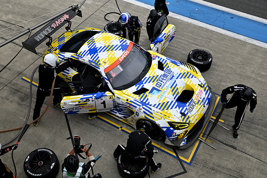 루키 레이싱의 피트 스톱 장면(레이스카는 AMG GT3). 김학수 기자