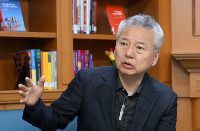 홍성국 전 의원은 “경제가 쪼그라드는 수축사회에 대응하려면 정책 패러다임을 혁명적으로 전환해야 한다”고 강조했다. 권욱 기자